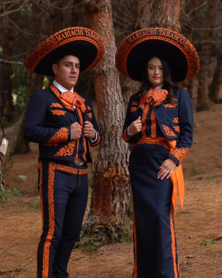 Dúo de Mariachi Tabasco con traje y sombrero en un bosque de pinos