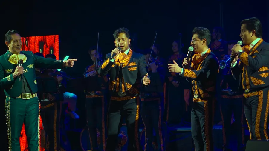 Mariachi Tabasco en concierto junto a Arturo Vargas