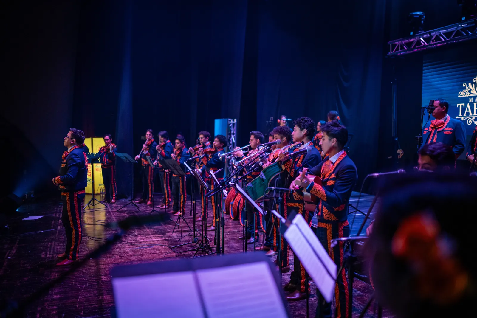 Mariachi Tabasco tocando en el escenario con violines, trompetas y guitarras