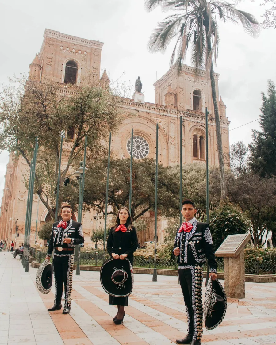 El primer trío de Mariachi Tabasco frente a la catedral de Cuenca
