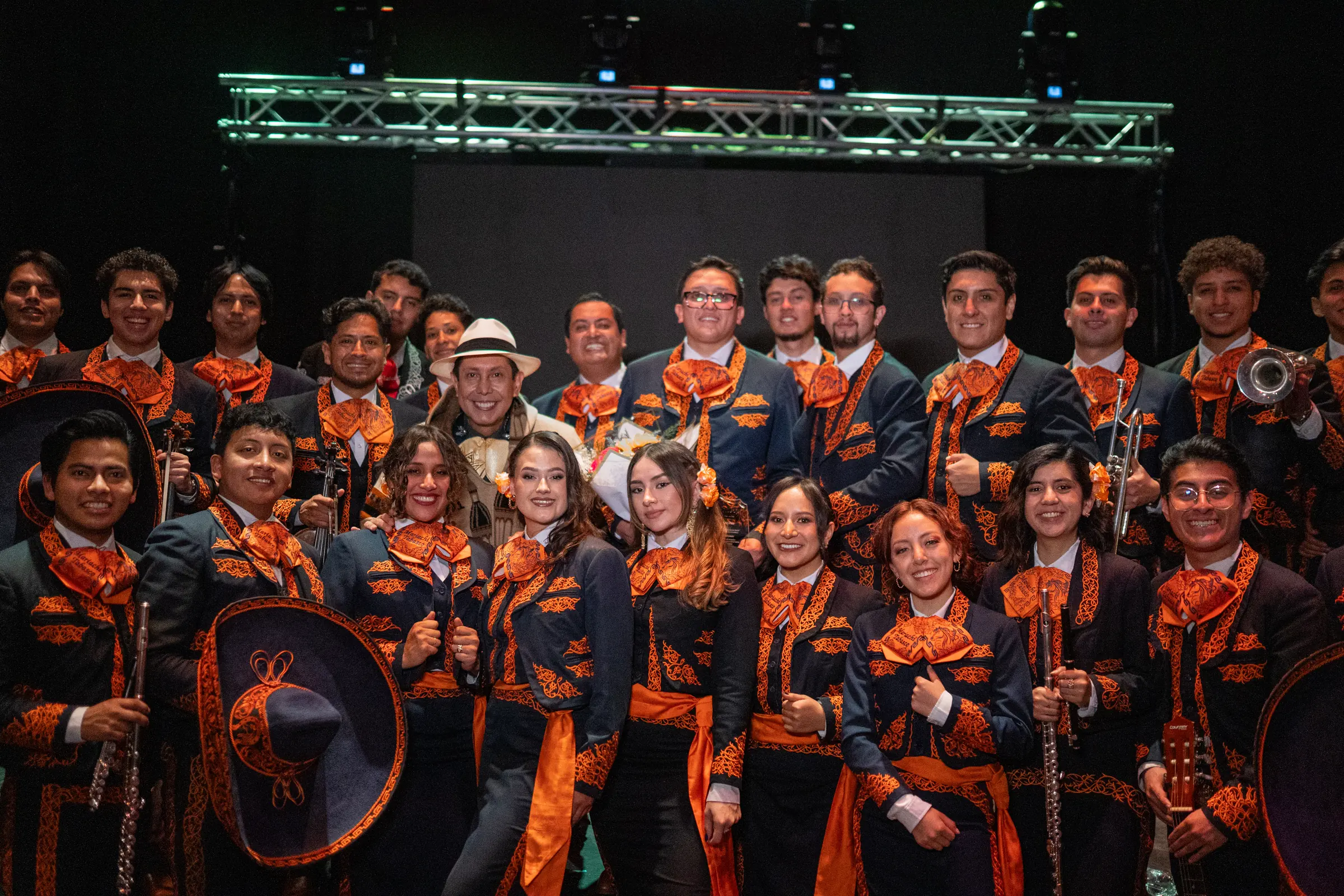 Integrantes de Mariachi Tabasco sonriendo juntos en el escenario
