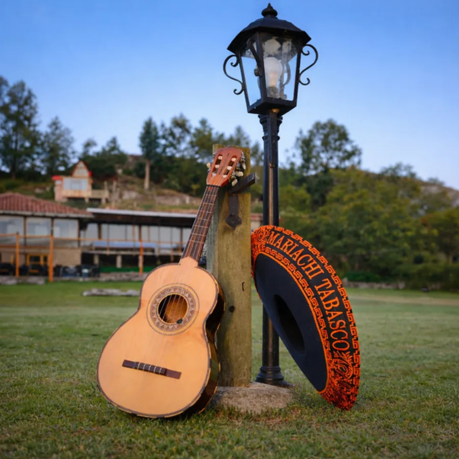 Vihuela y sombrero de Mariachi Tabasco junto a un farol
