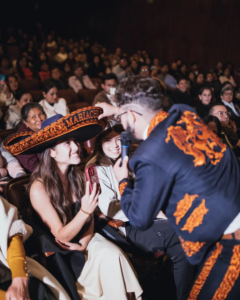 Mariachi de Mariachi Tabasco dando una serenata entre el público