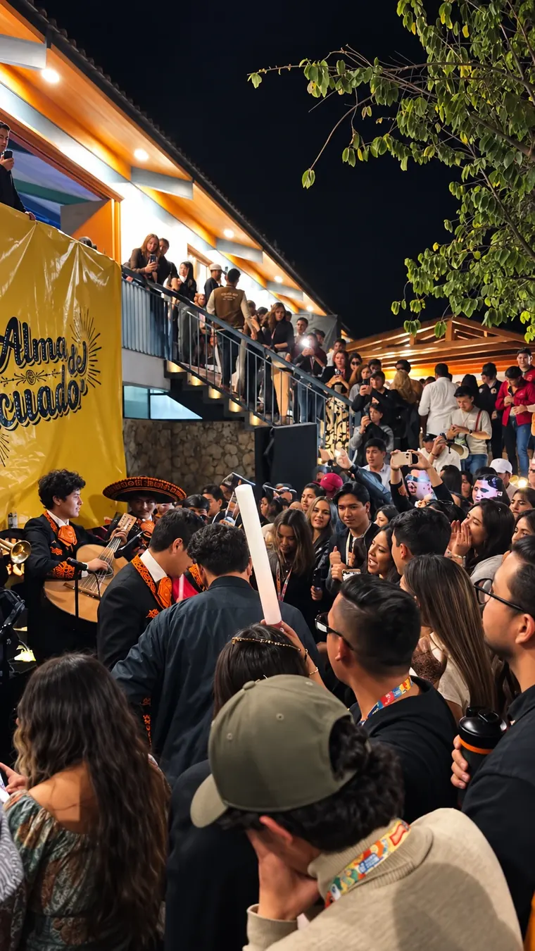 Mariachi Tabasco tocando de noche rodeado de público en el evento Cuenca Vibra