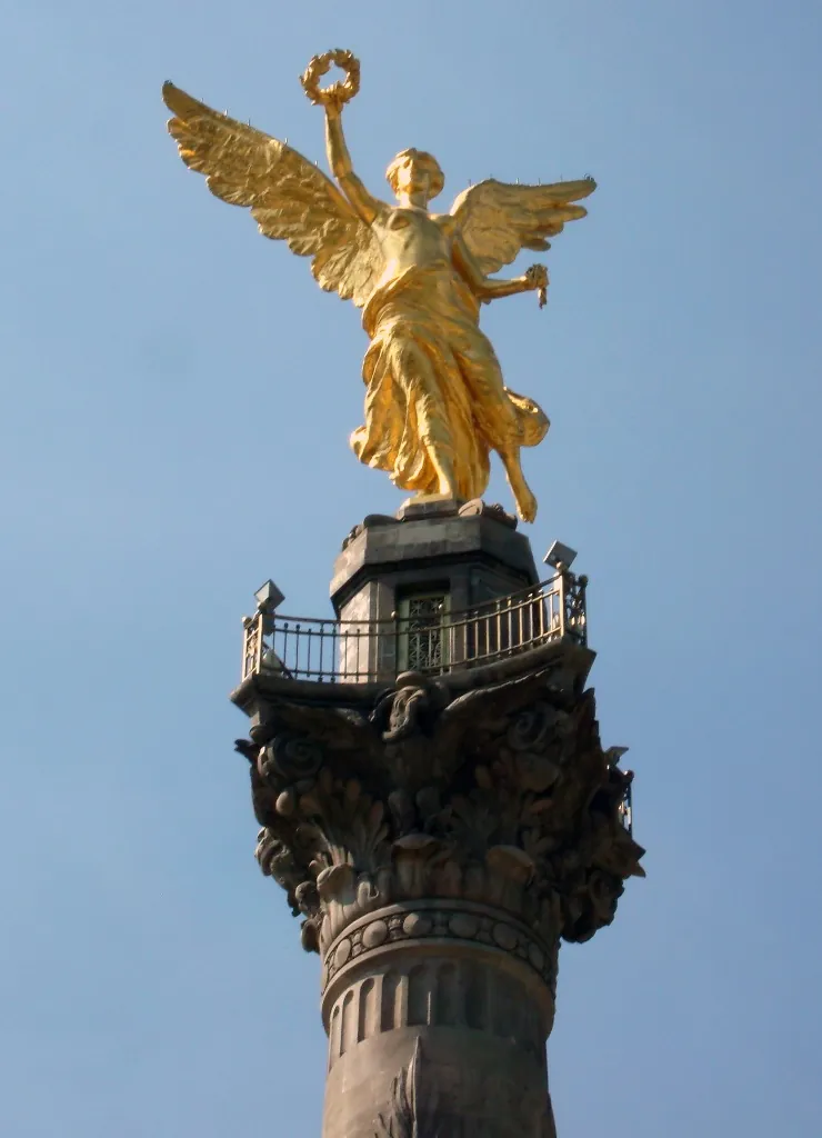 Ángel de la Independencia dorado en México, por la invitación al Encuentro Internacional del Mariachi y la Charrería
