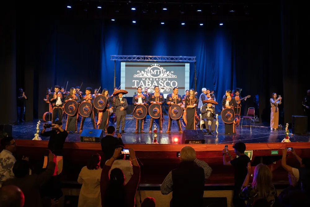 Mariachi Tabasco en el escenario del concierto junto a los hermanos Miño Naranjo