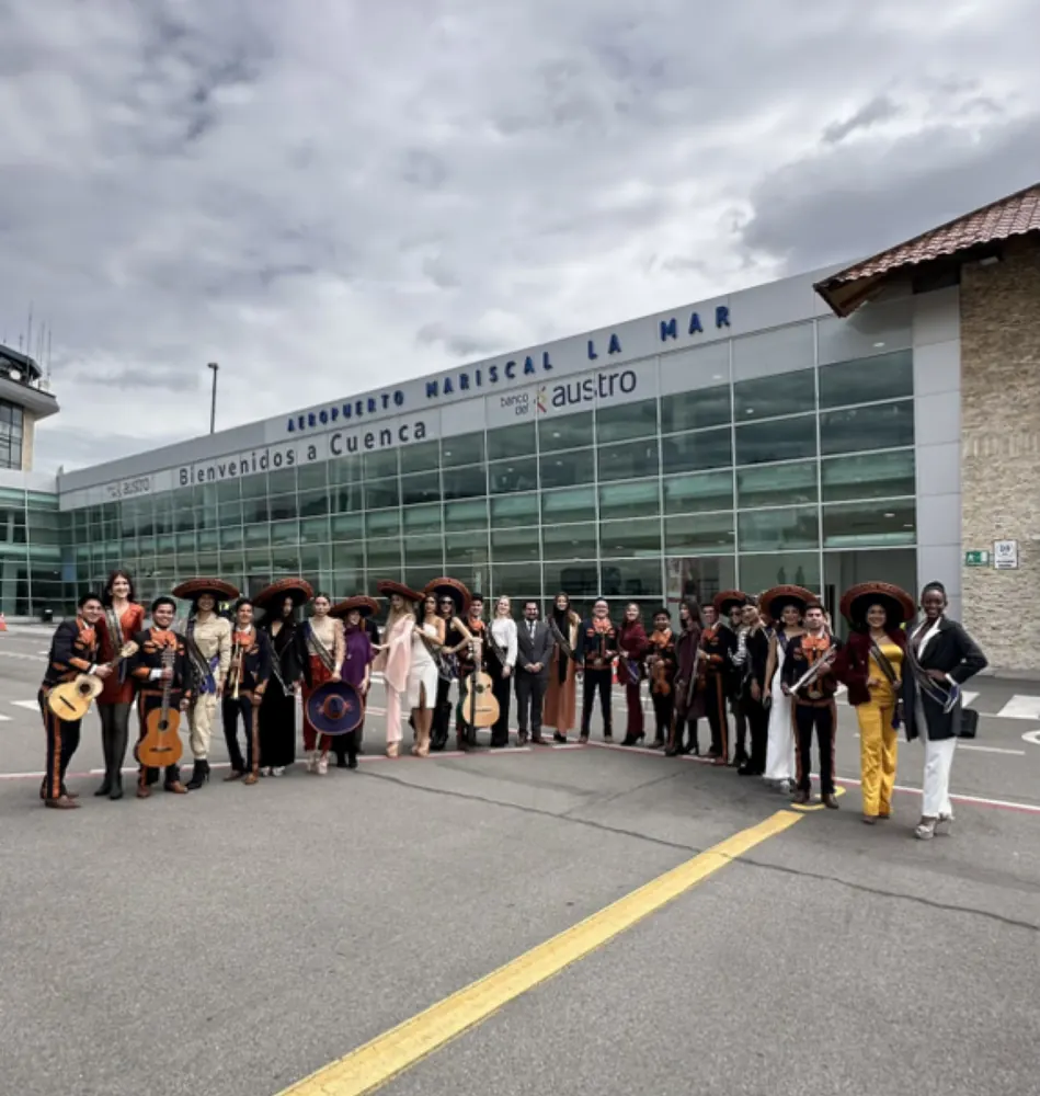 Mariachi Tabasco recibiendo a las candidatas de Miss Ecuador en el aeropuerto de Cuenca
