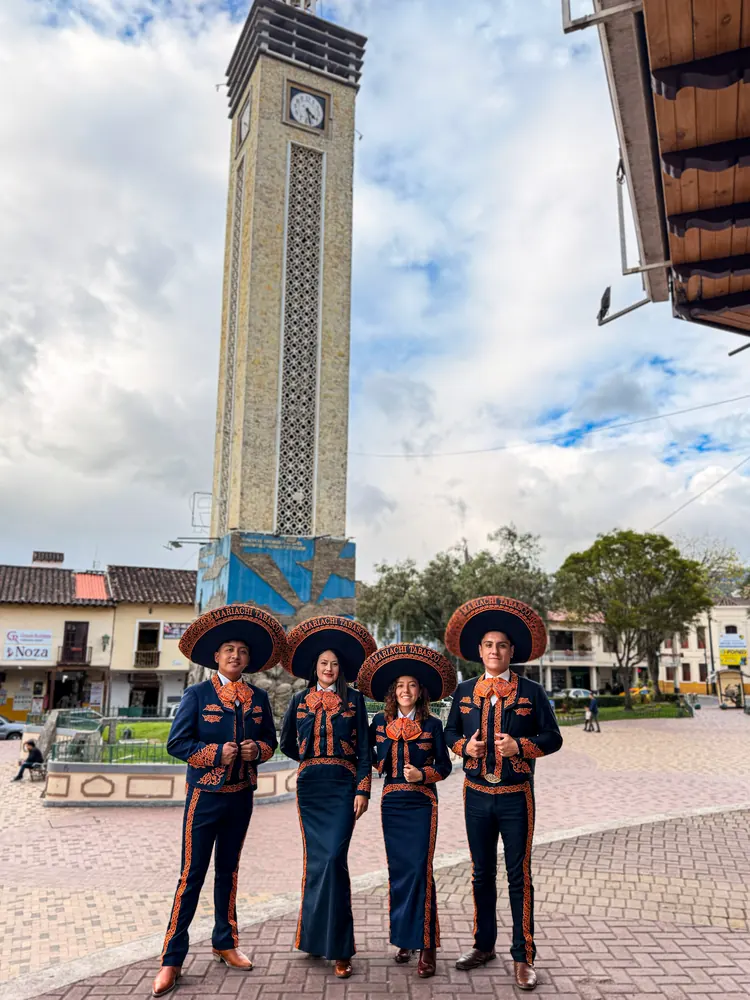 Integrantes de Mariachi Tabasco en la plaza de la torre del reloj, en Loja