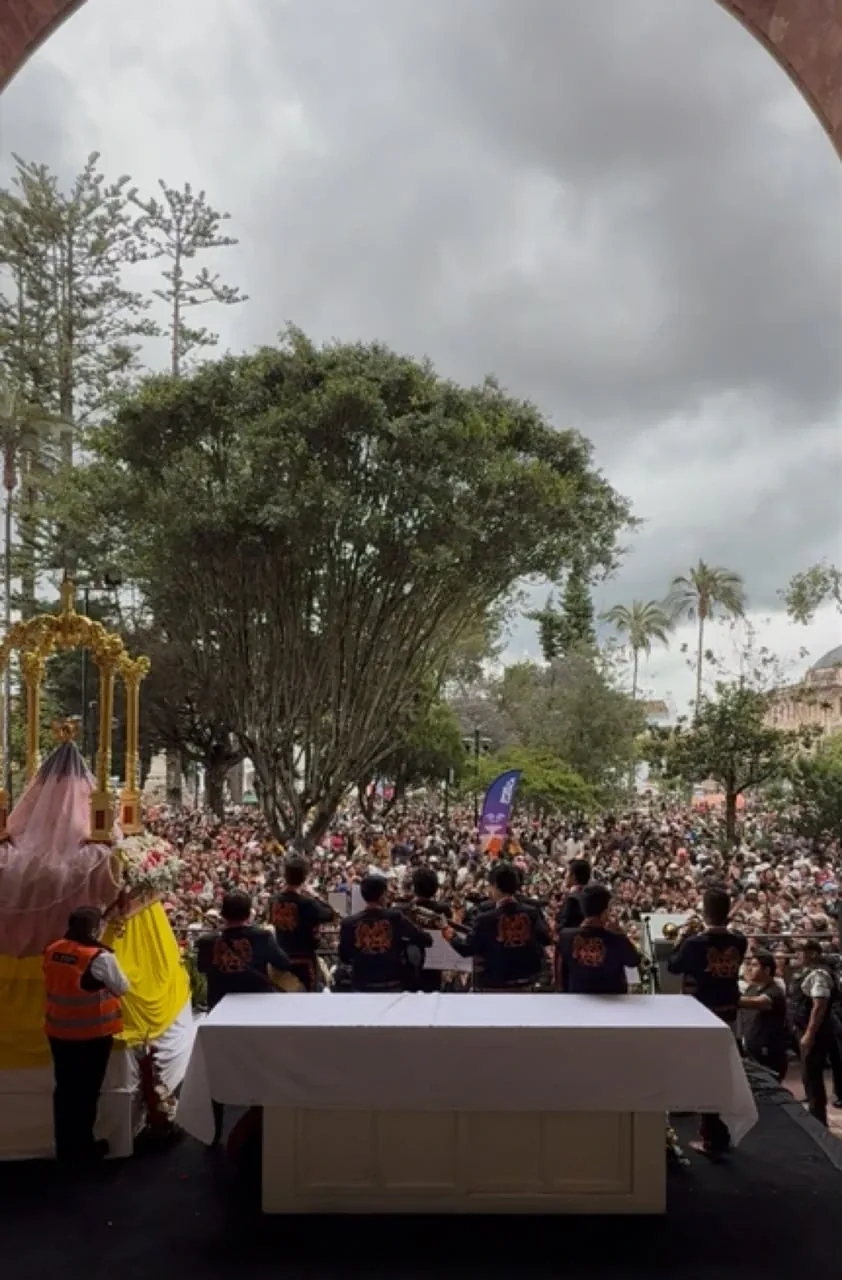 Mariachi Tabasco tocando junto a la Virgen del Cisne ante miles de fieles